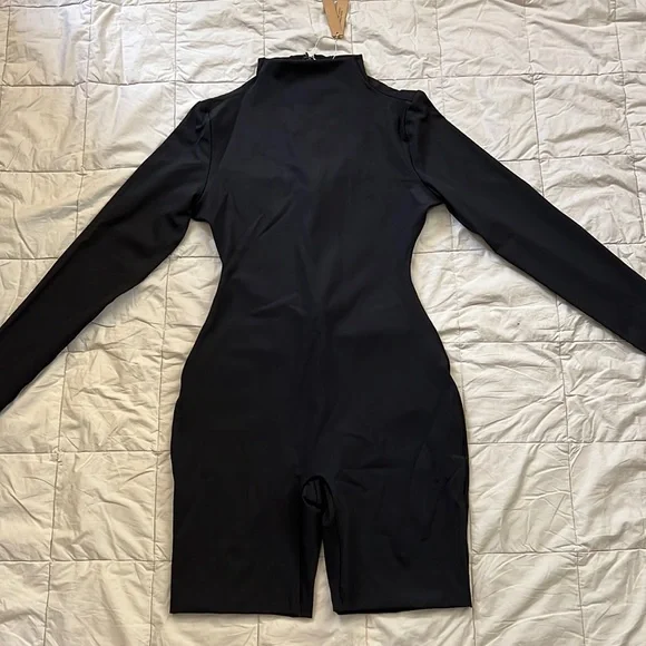 SKIMS ALL-IN-ONE LONG SLEEVE MID THIGH ONESIE - Picture 2 of 15